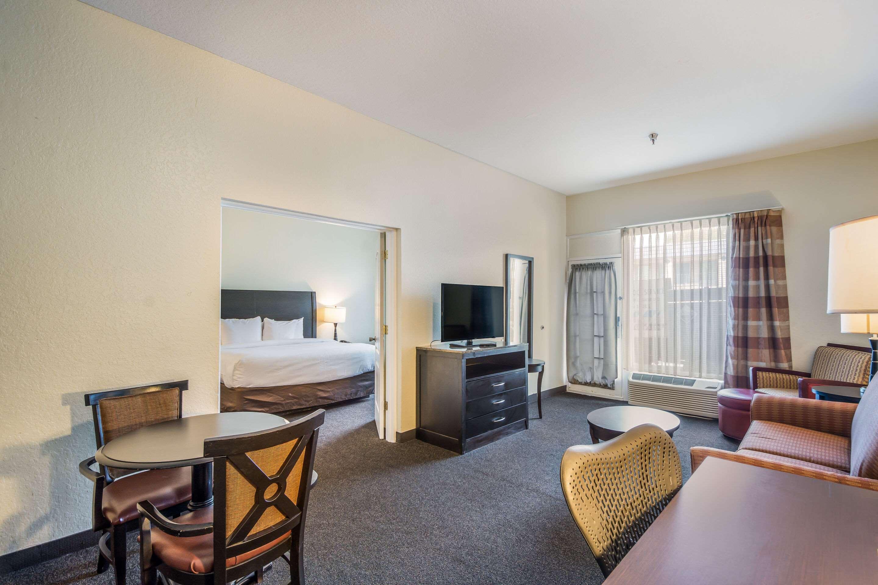 Clarion Inn & Suites Central Clearwater Beach Exteriör bild
