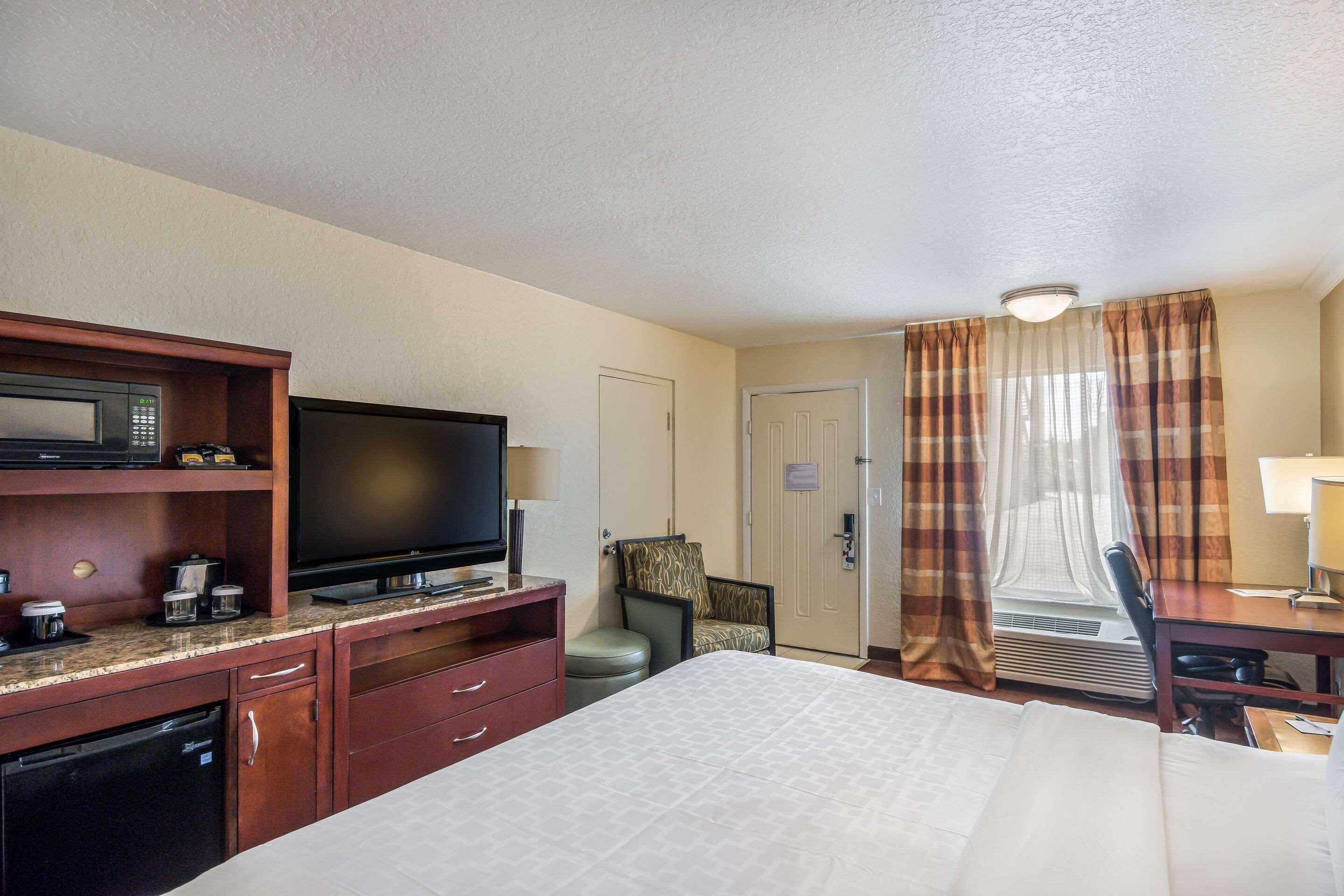 Clarion Inn & Suites Central Clearwater Beach Exteriör bild