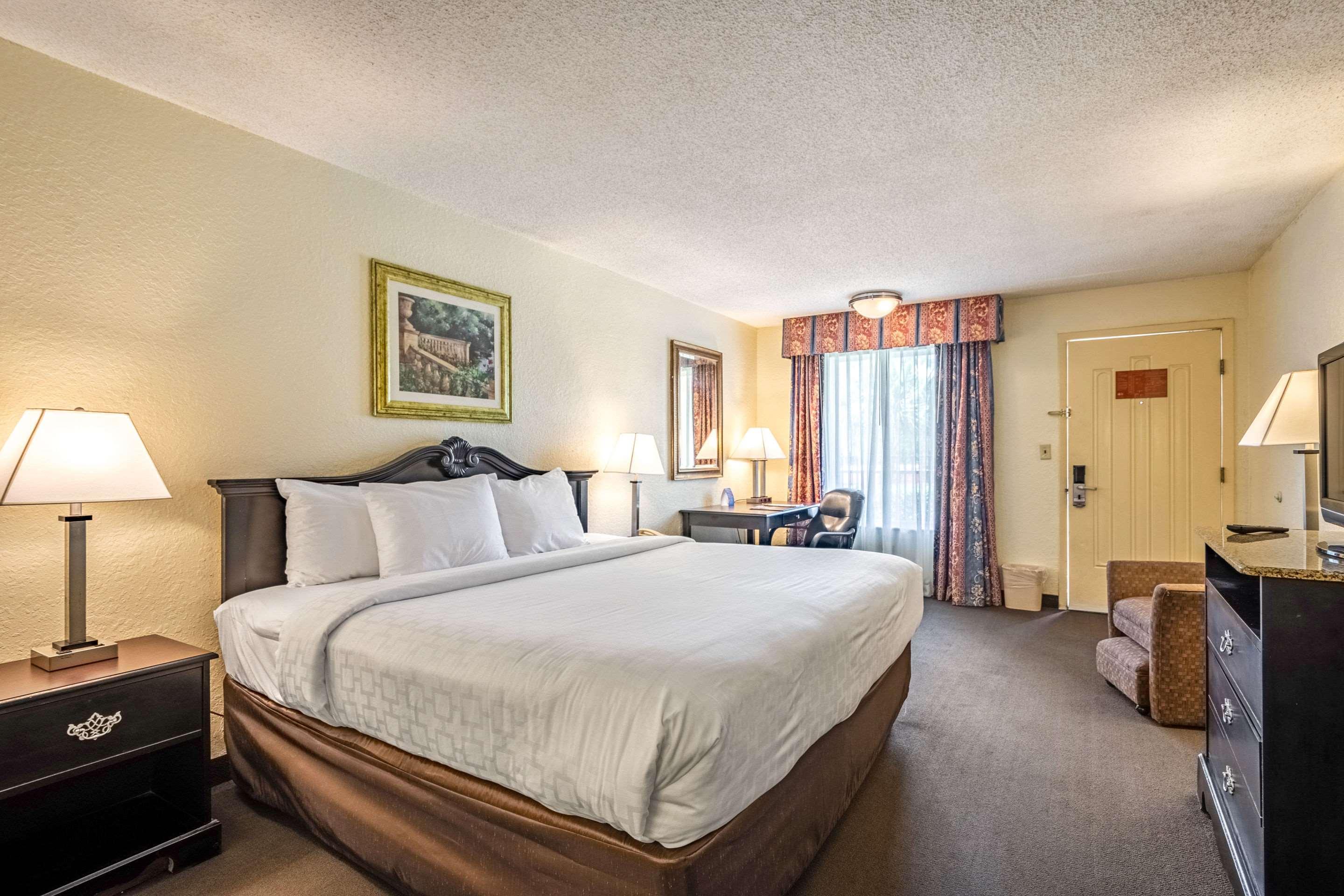 Clarion Inn & Suites Central Clearwater Beach Exteriör bild