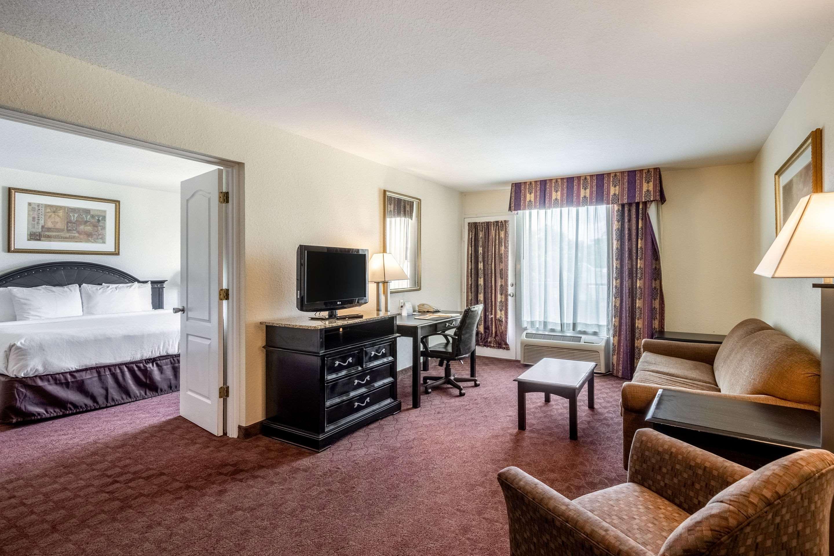 Clarion Inn & Suites Central Clearwater Beach Exteriör bild