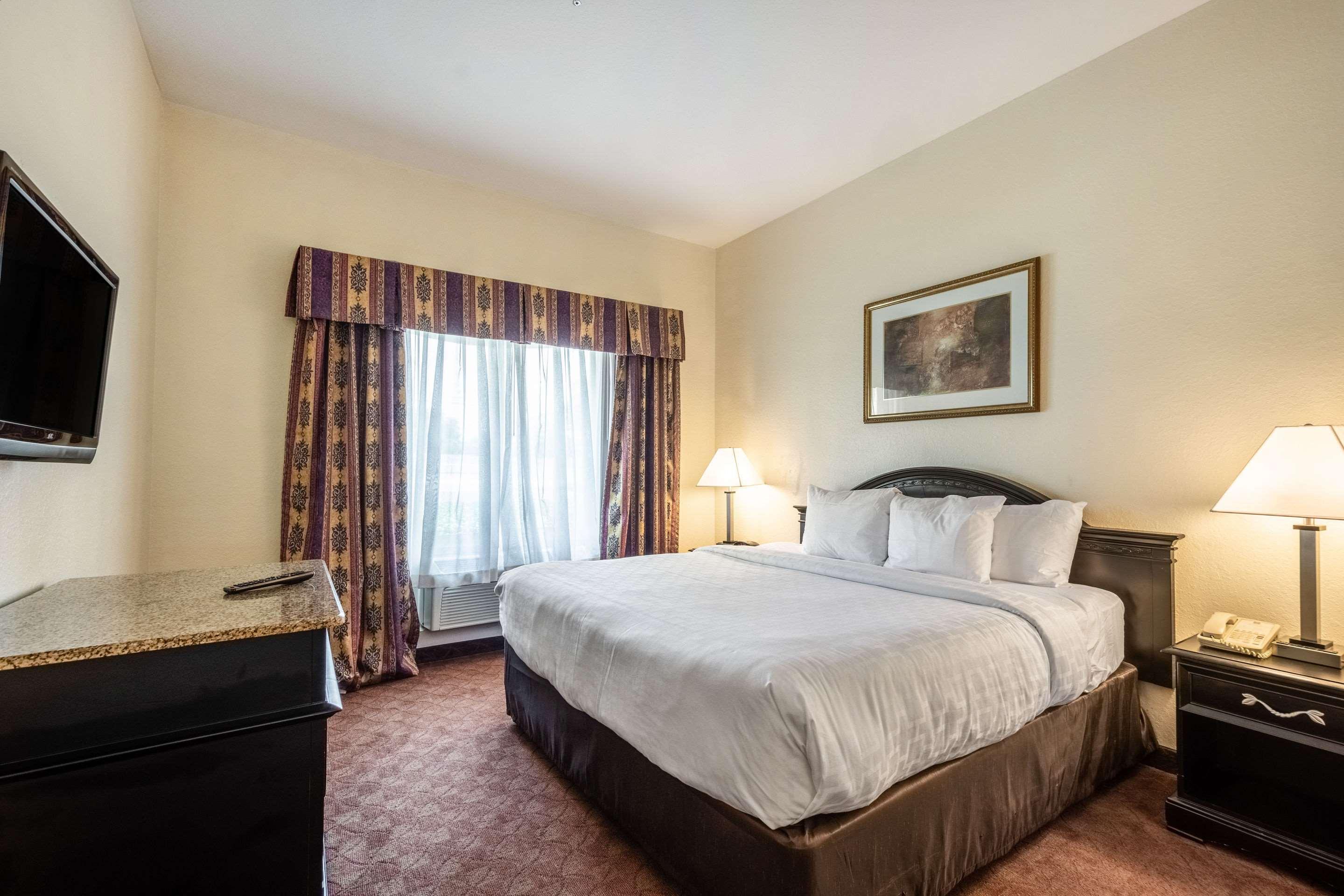 Clarion Inn & Suites Central Clearwater Beach Exteriör bild