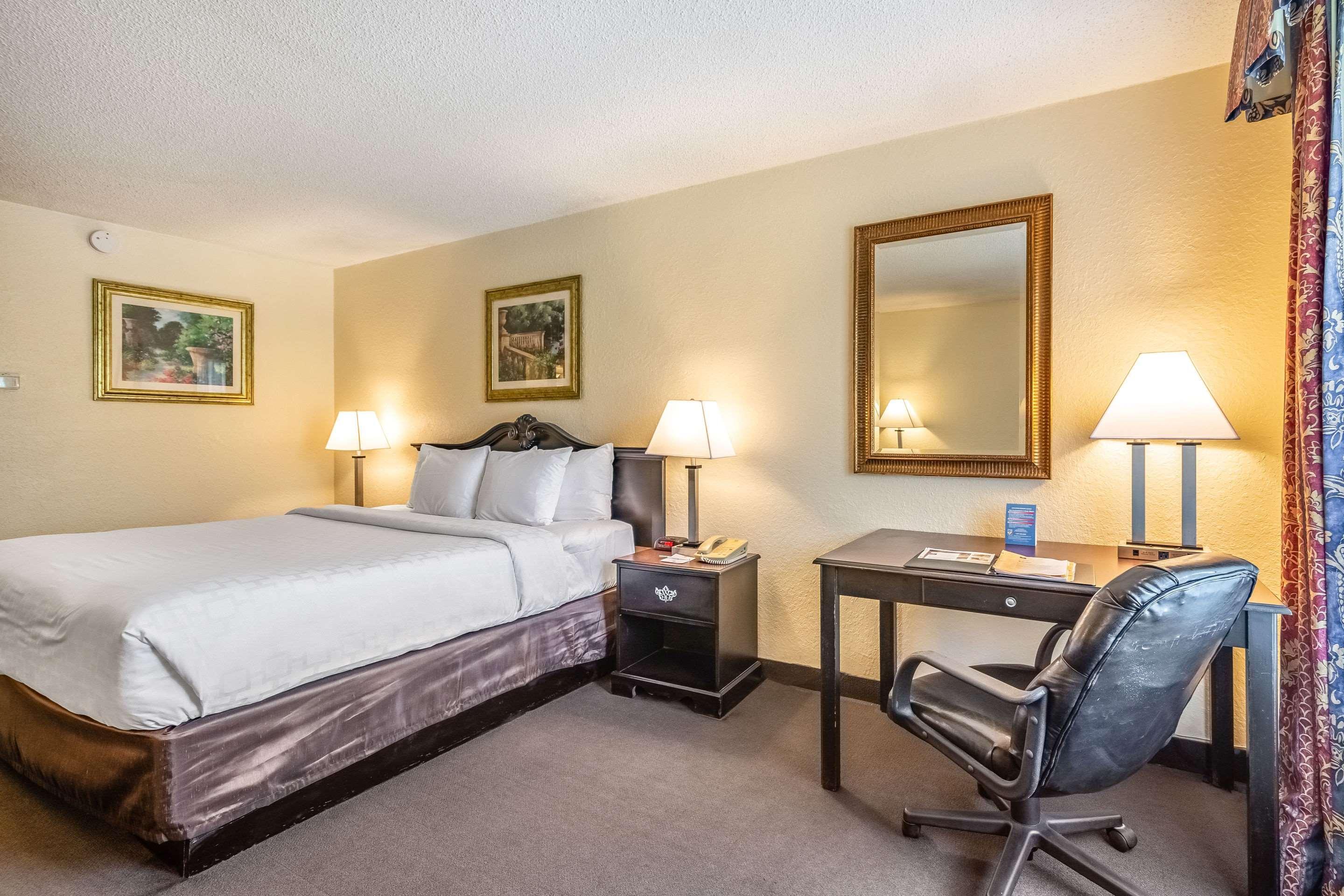 Clarion Inn & Suites Central Clearwater Beach Exteriör bild