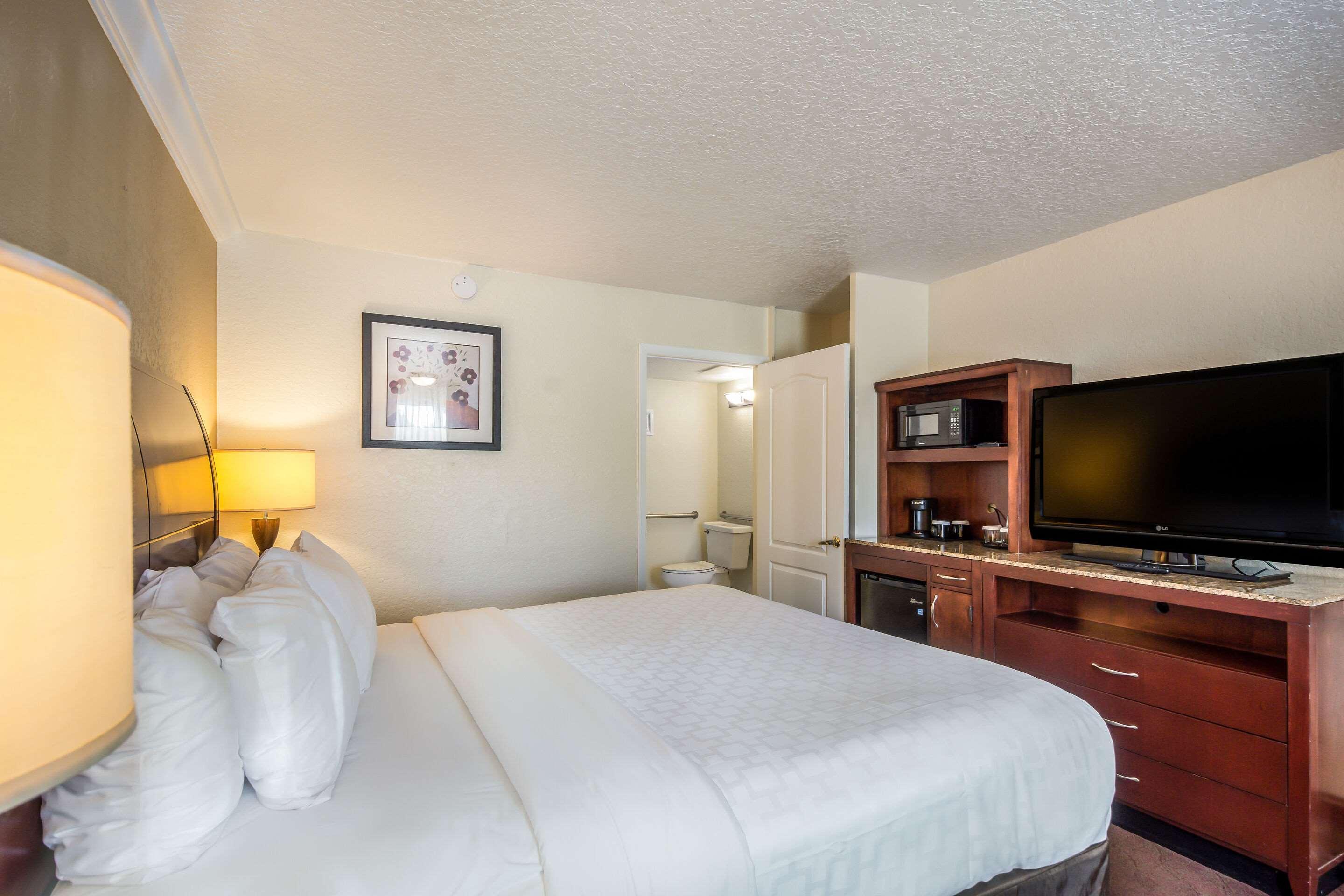 Clarion Inn & Suites Central Clearwater Beach Exteriör bild