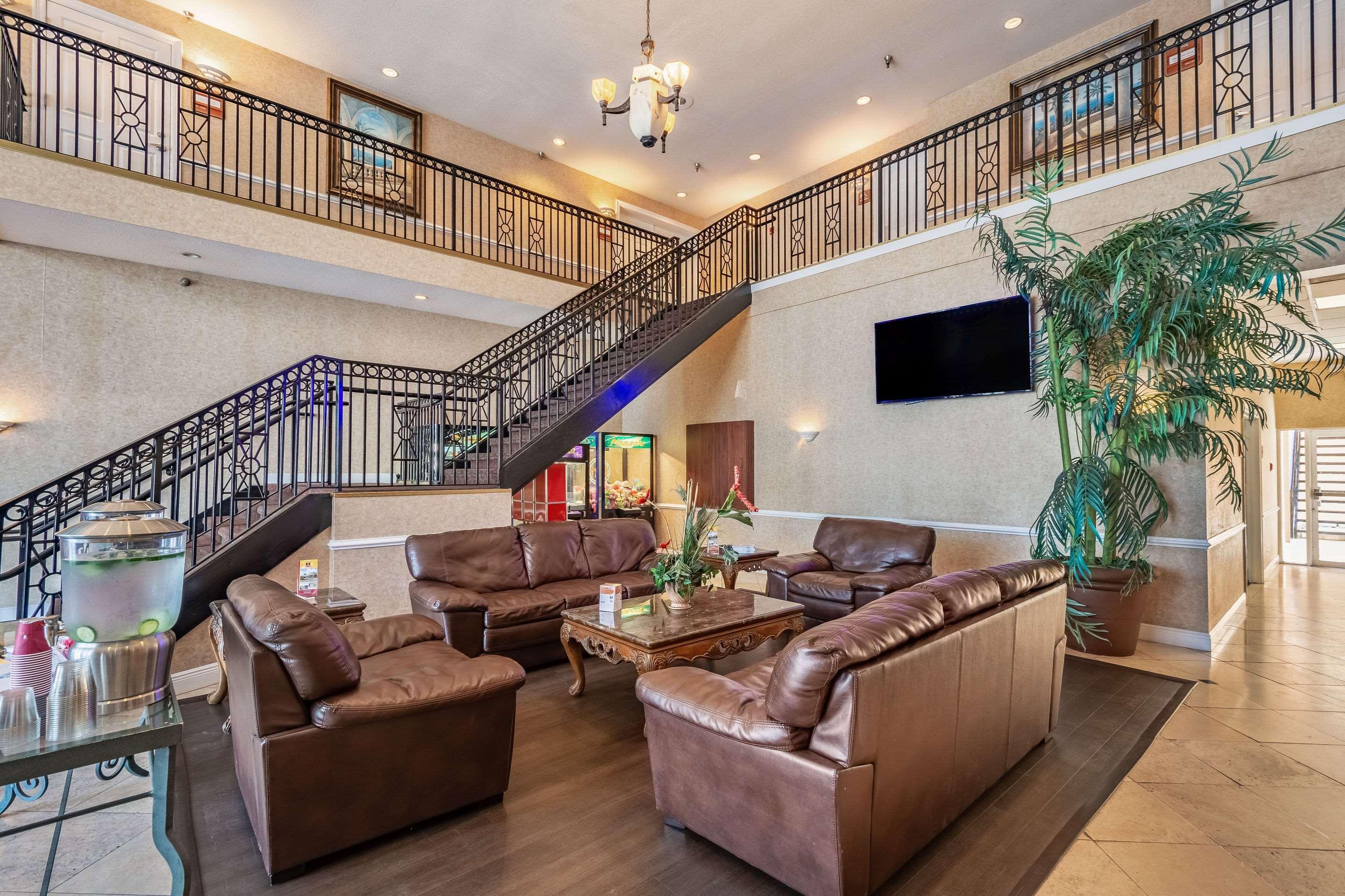 Clarion Inn & Suites Central Clearwater Beach Exteriör bild