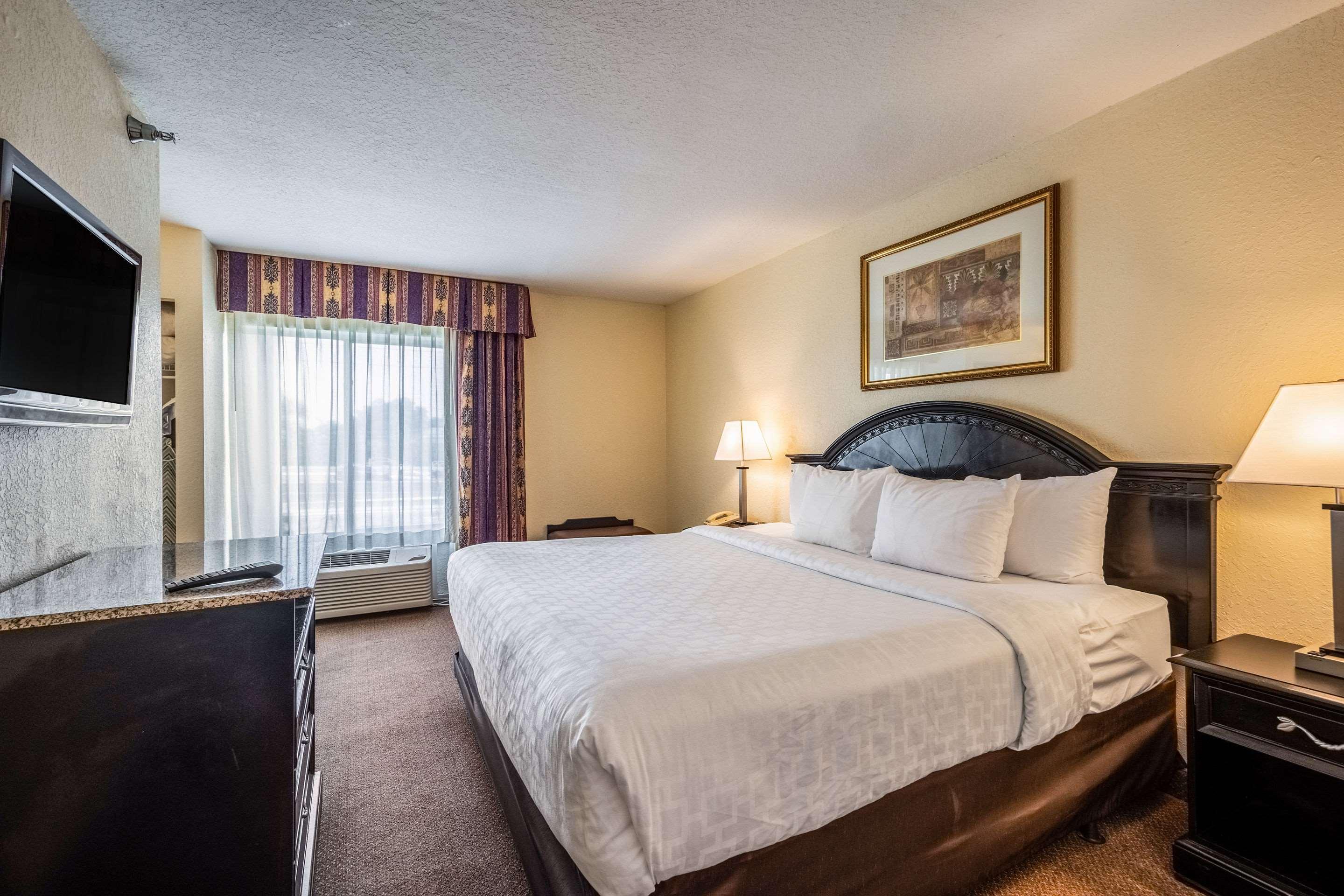 Clarion Inn & Suites Central Clearwater Beach Exteriör bild