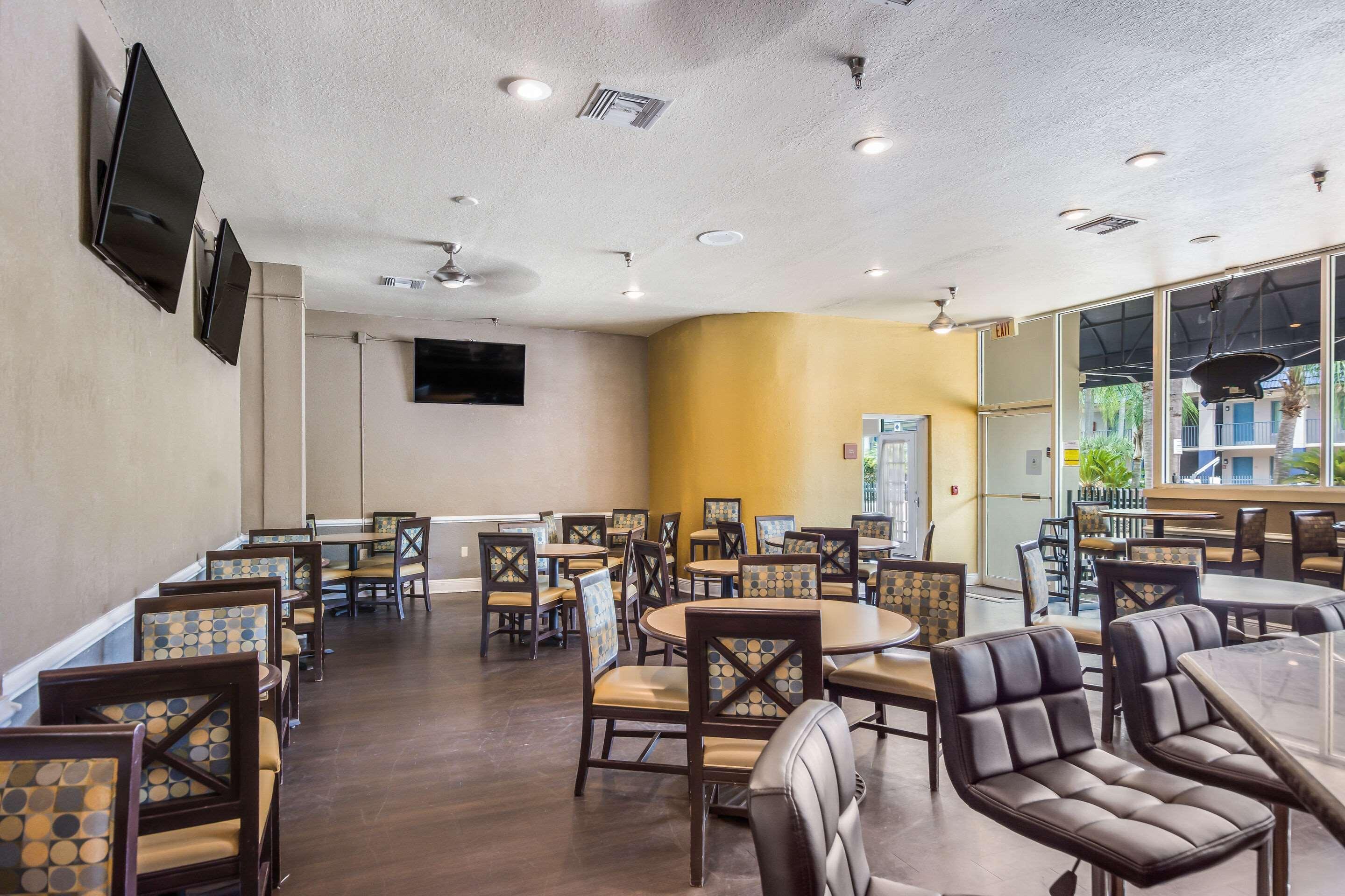 Clarion Inn & Suites Central Clearwater Beach Exteriör bild