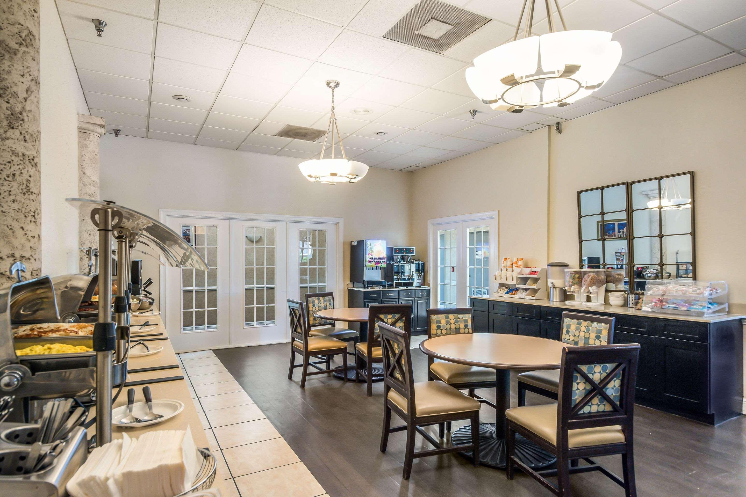 Clarion Inn & Suites Central Clearwater Beach Exteriör bild