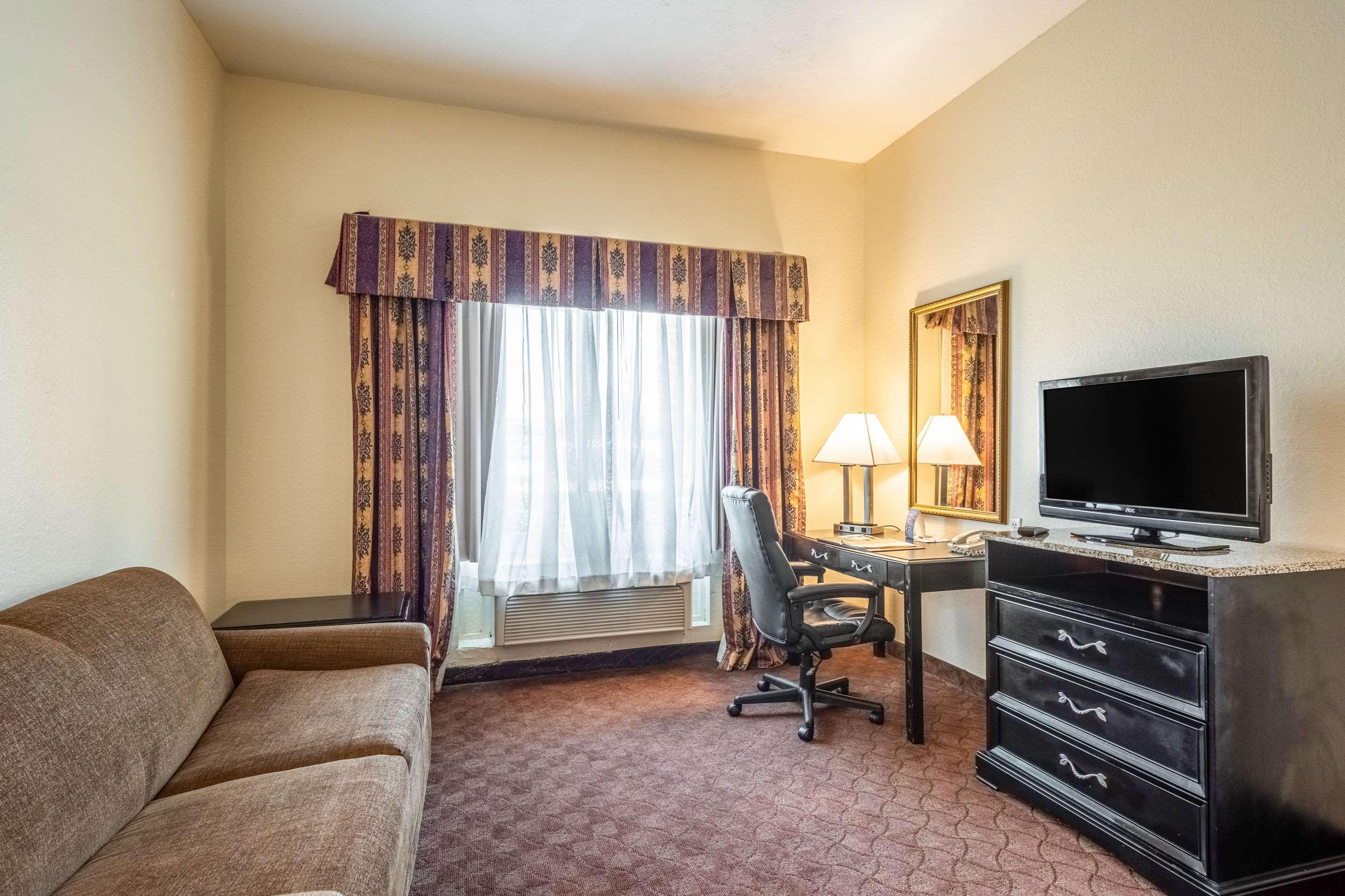 Clarion Inn & Suites Central Clearwater Beach Exteriör bild