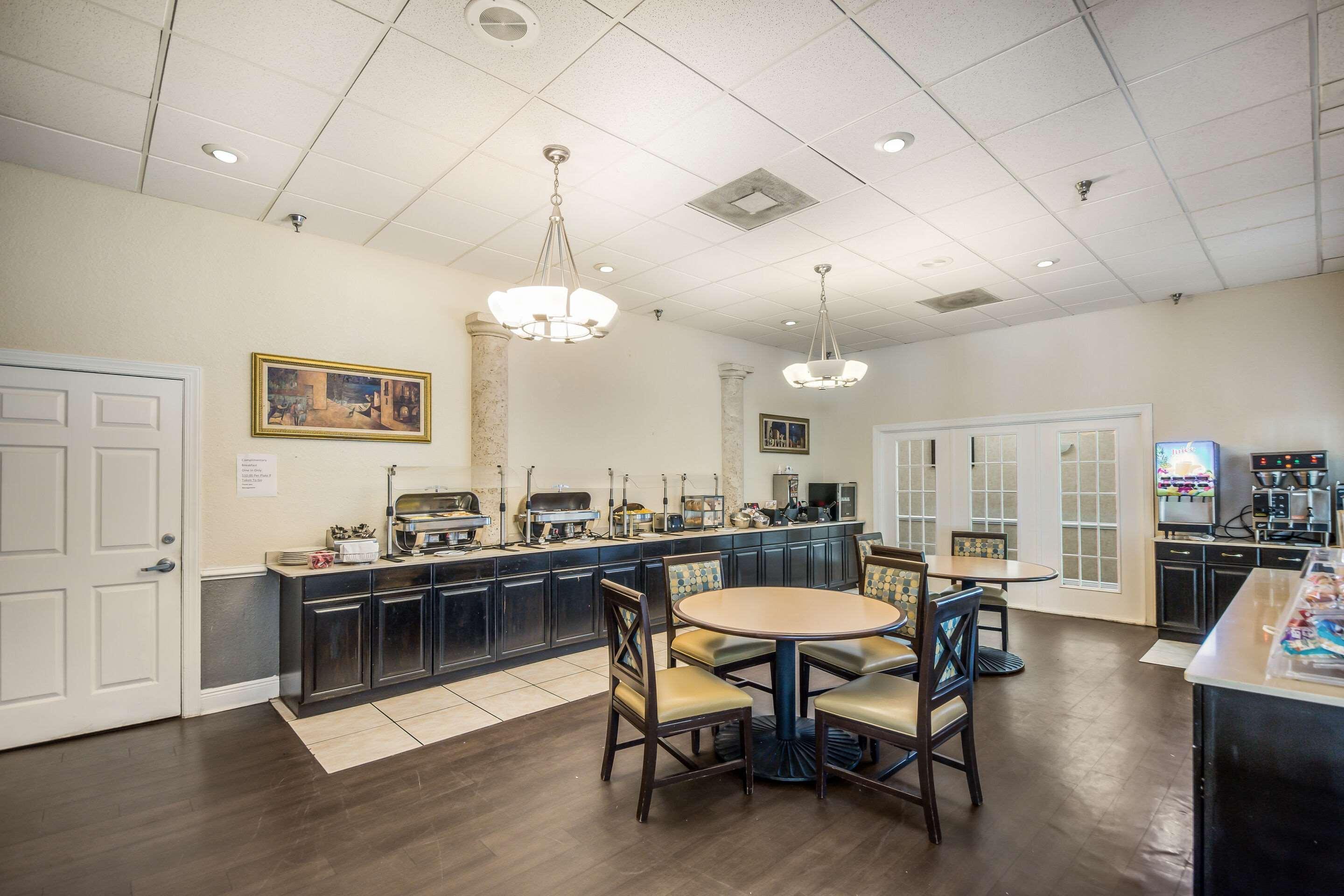 Clarion Inn & Suites Central Clearwater Beach Exteriör bild
