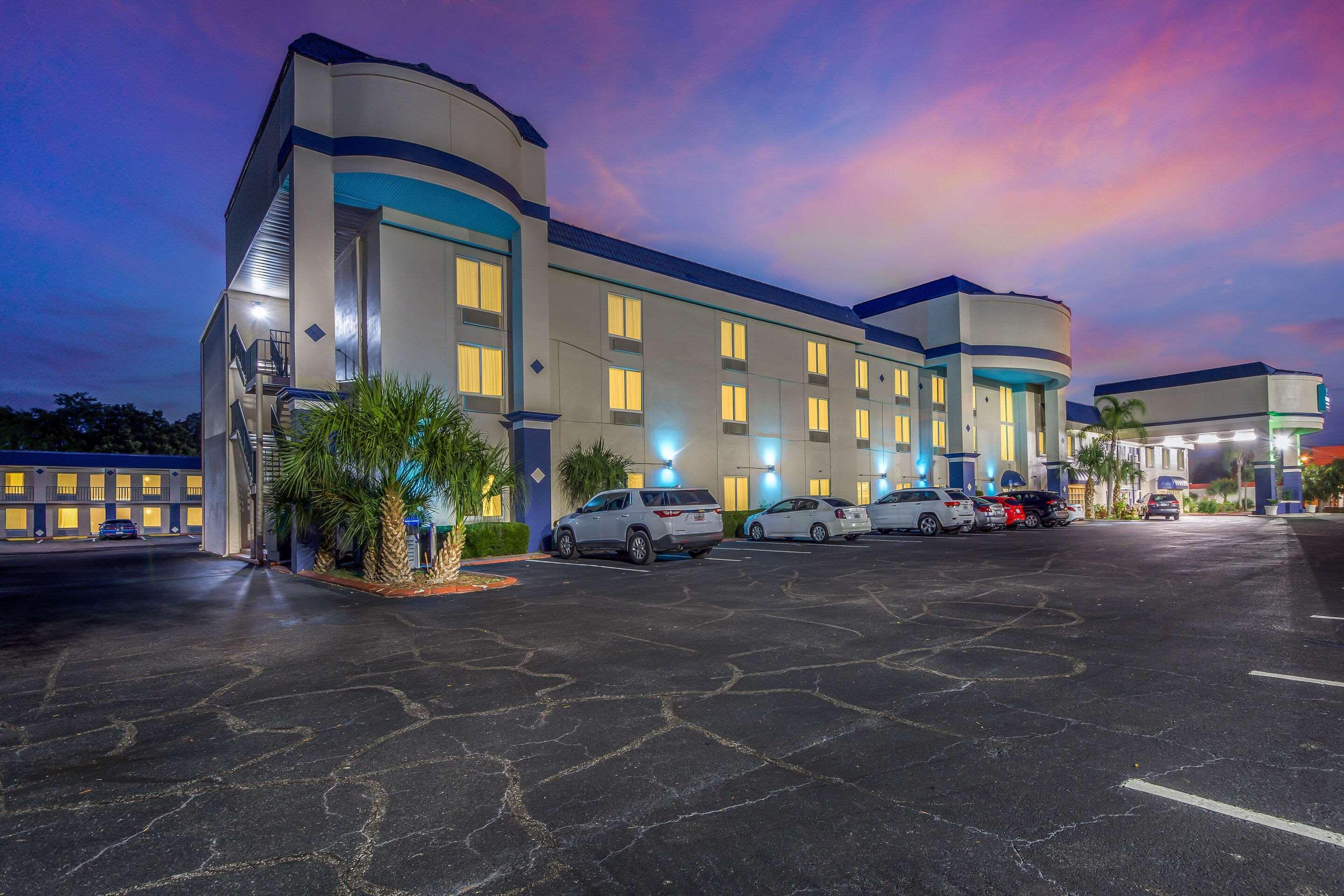 Clarion Inn & Suites Central Clearwater Beach Exteriör bild