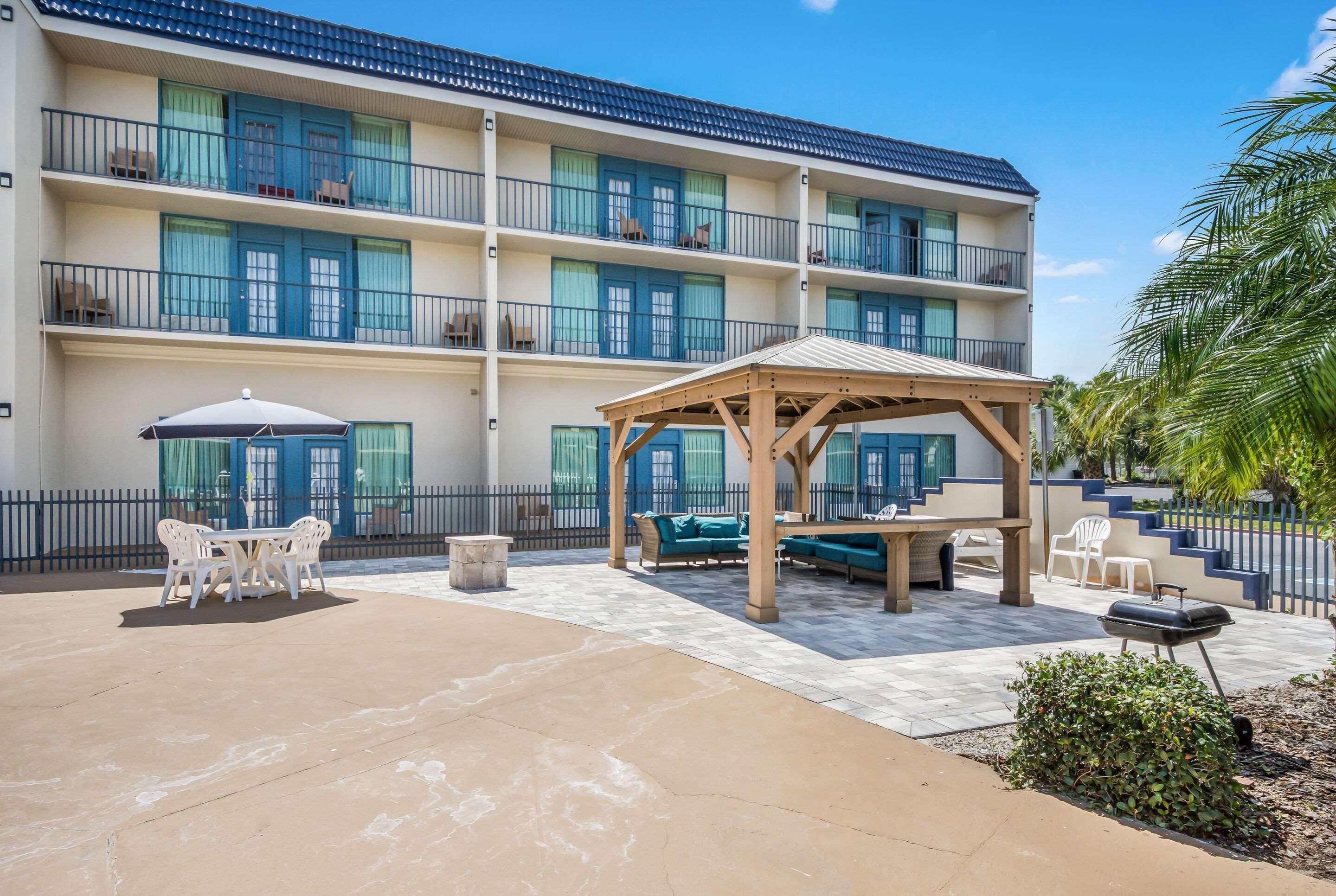 Clarion Inn & Suites Central Clearwater Beach Exteriör bild