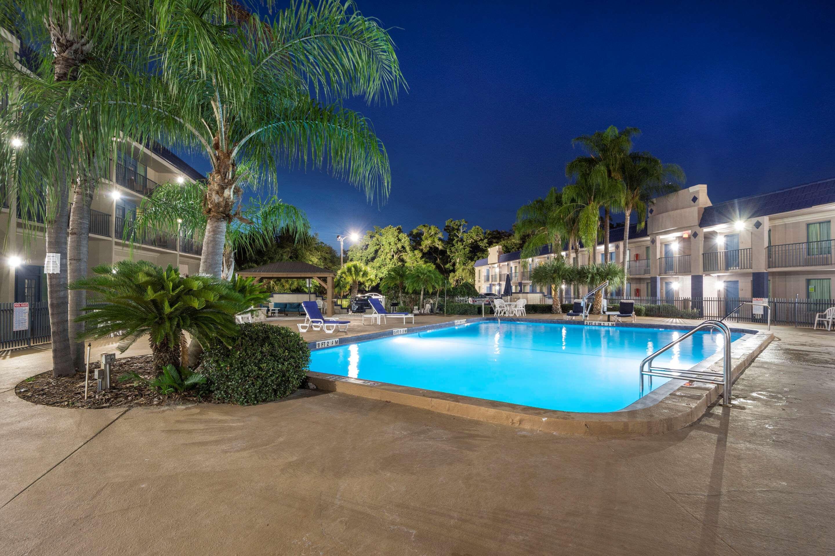 Clarion Inn & Suites Central Clearwater Beach Exteriör bild