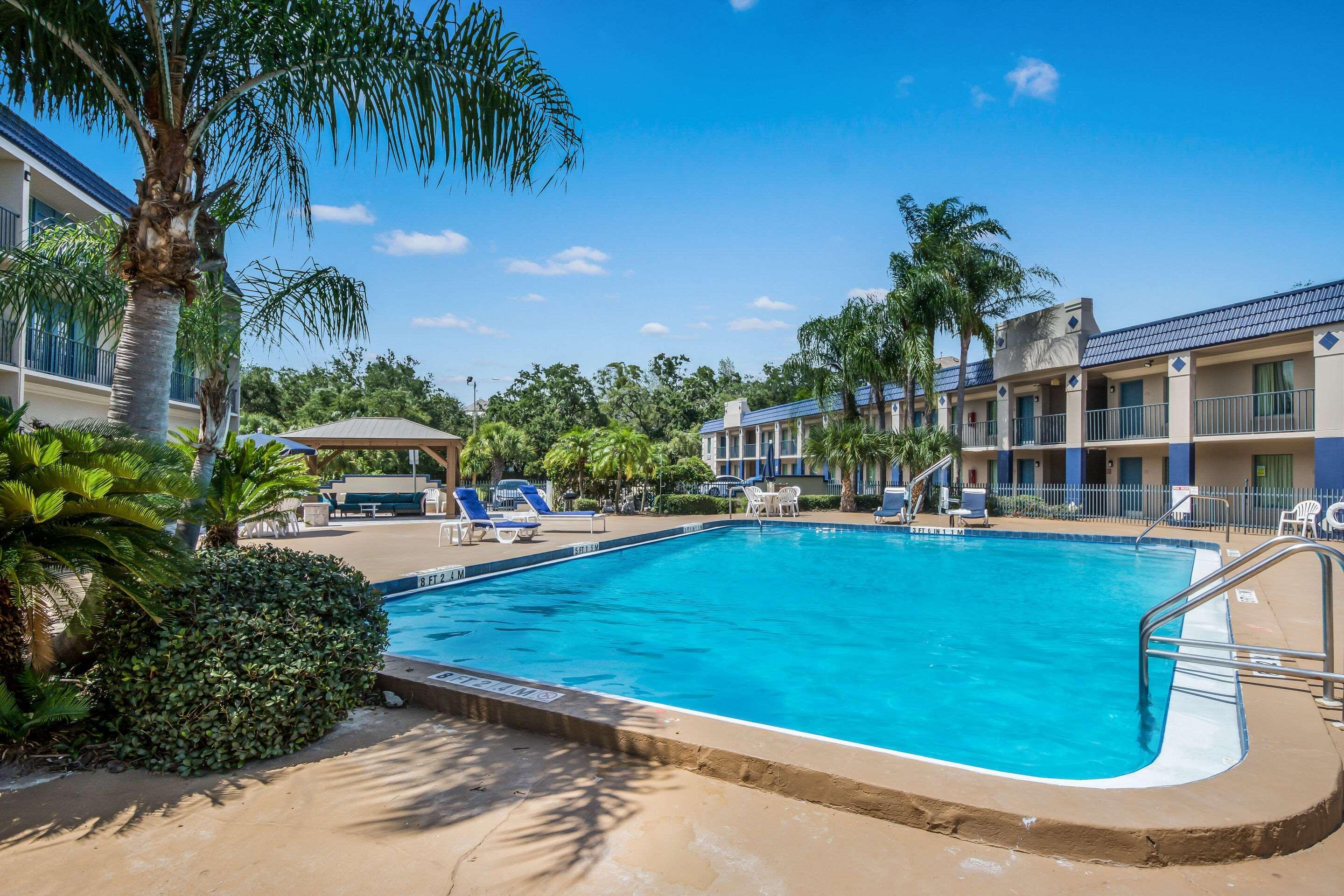 Clarion Inn & Suites Central Clearwater Beach Exteriör bild