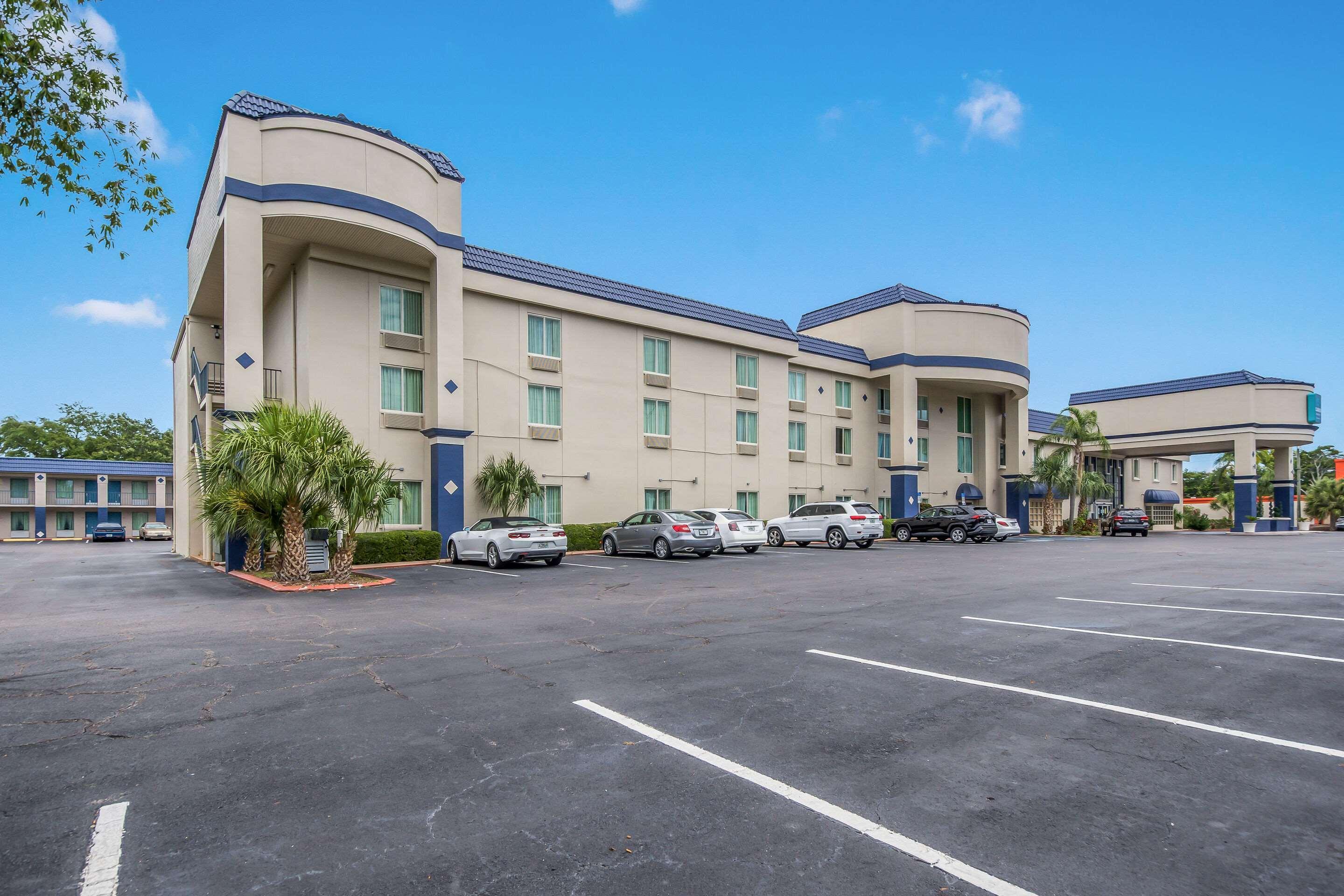 Clarion Inn & Suites Central Clearwater Beach Exteriör bild
