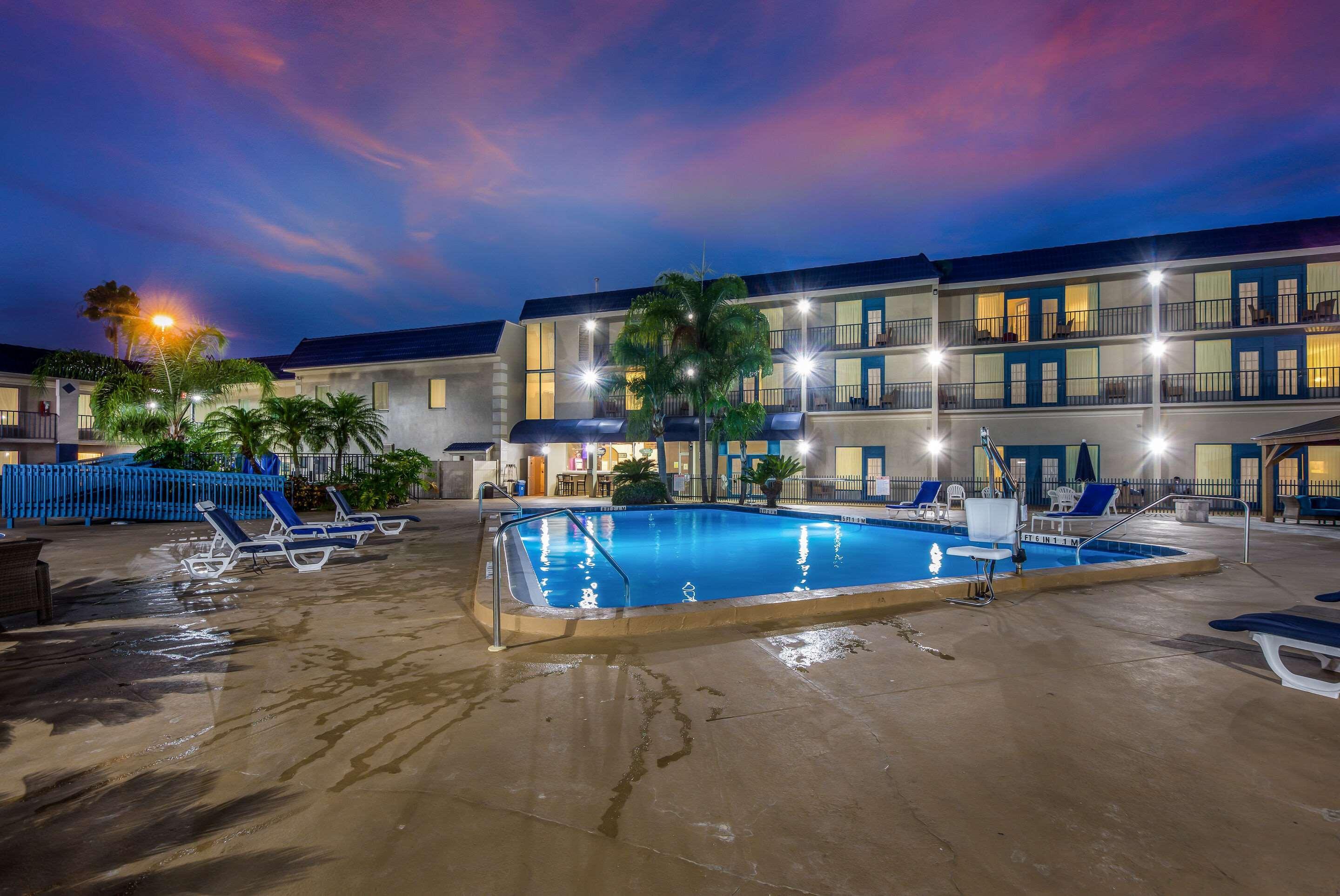 Clarion Inn & Suites Central Clearwater Beach Exteriör bild