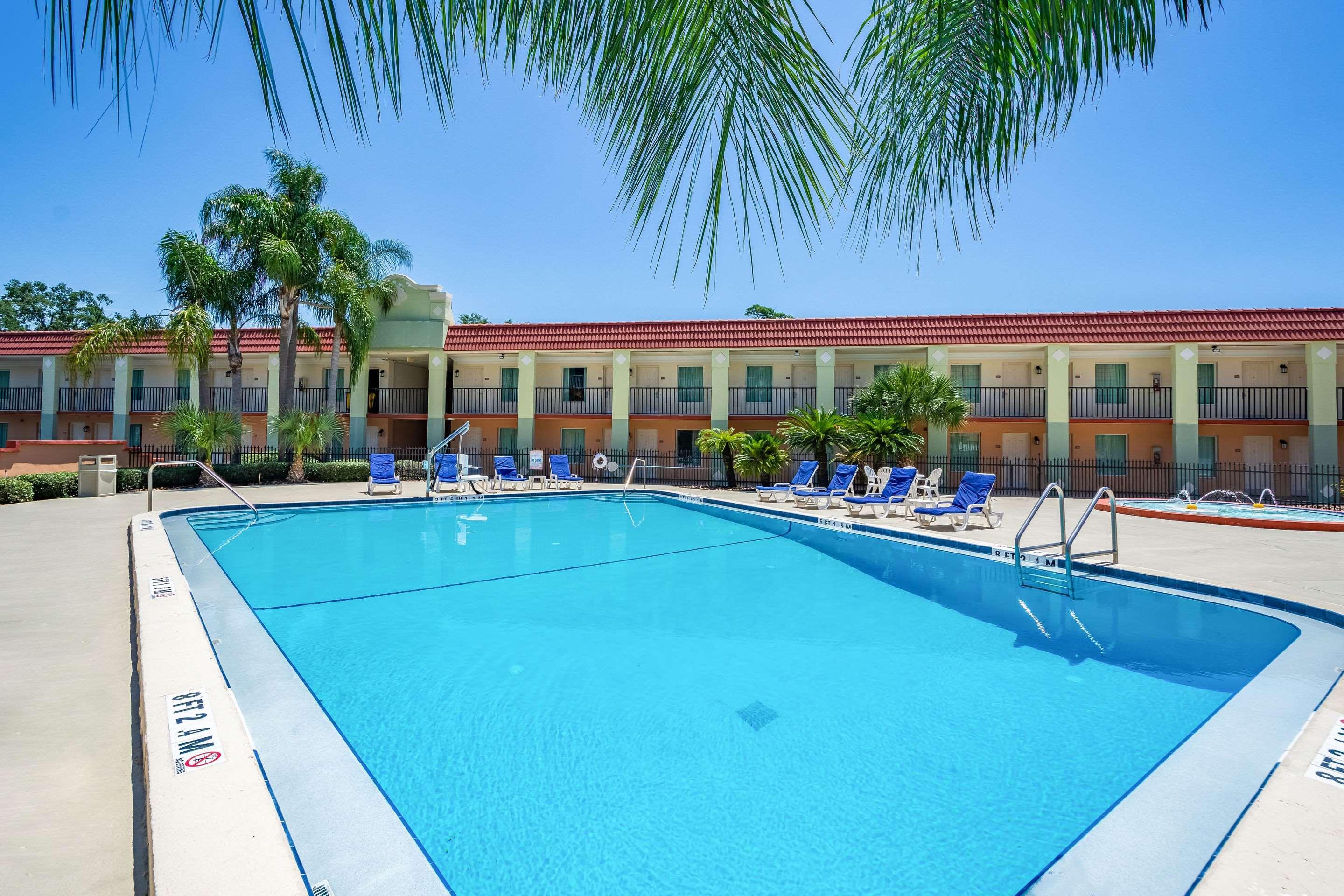Clarion Inn & Suites Central Clearwater Beach Exteriör bild