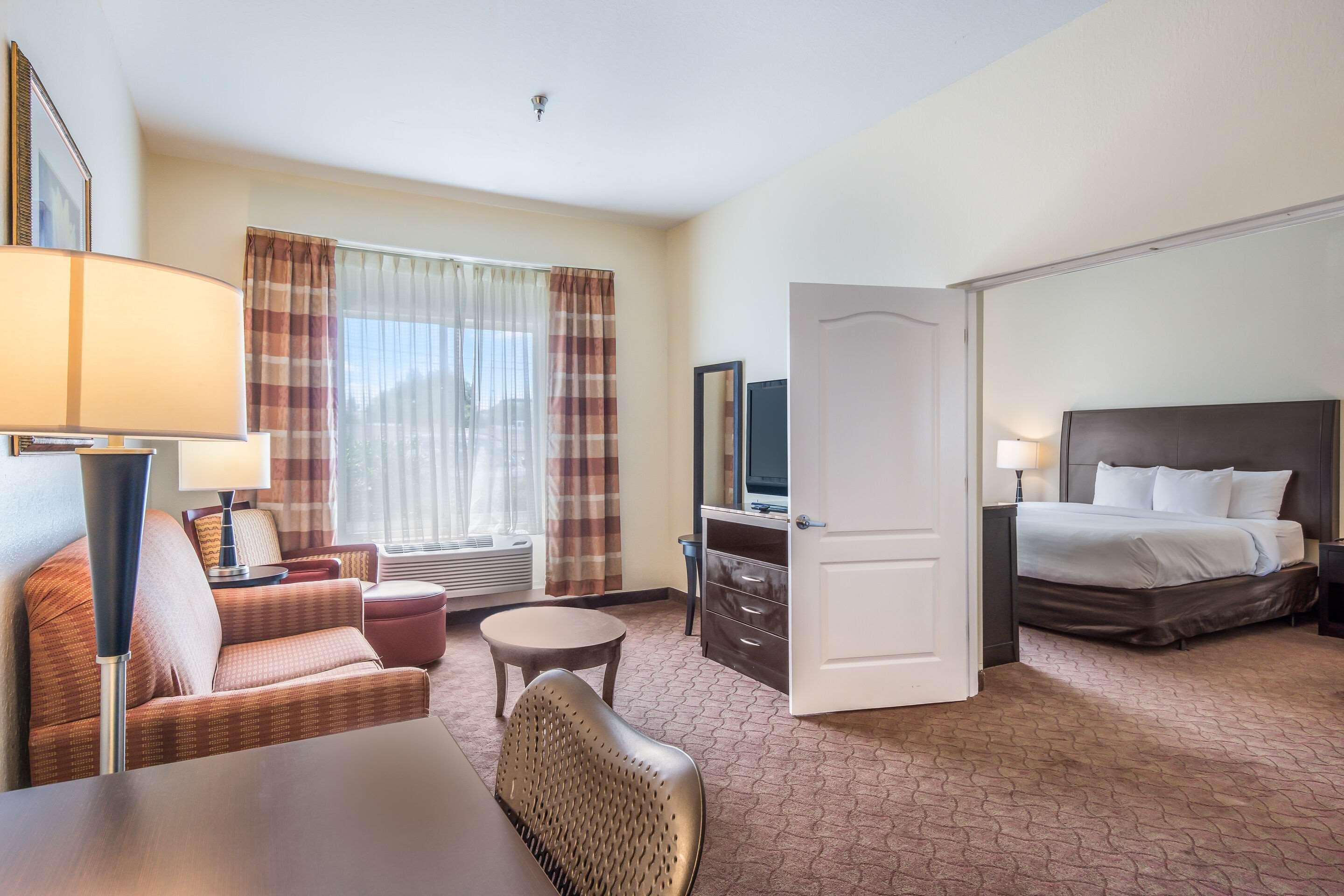 Clarion Inn & Suites Central Clearwater Beach Exteriör bild
