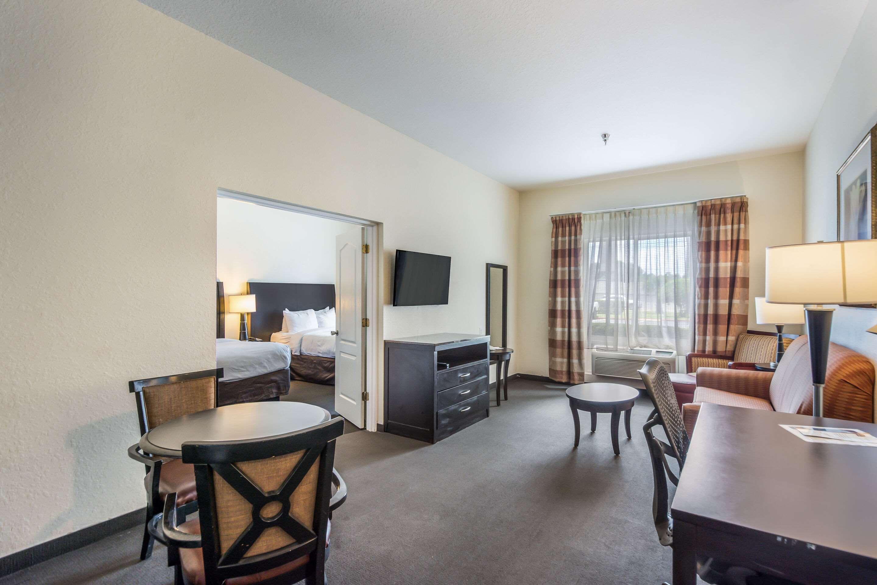 Clarion Inn & Suites Central Clearwater Beach Exteriör bild