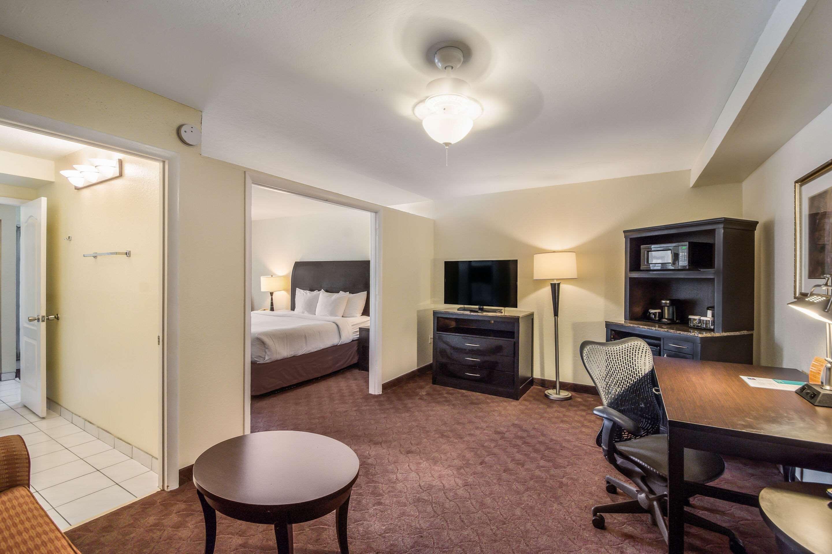 Clarion Inn & Suites Central Clearwater Beach Exteriör bild