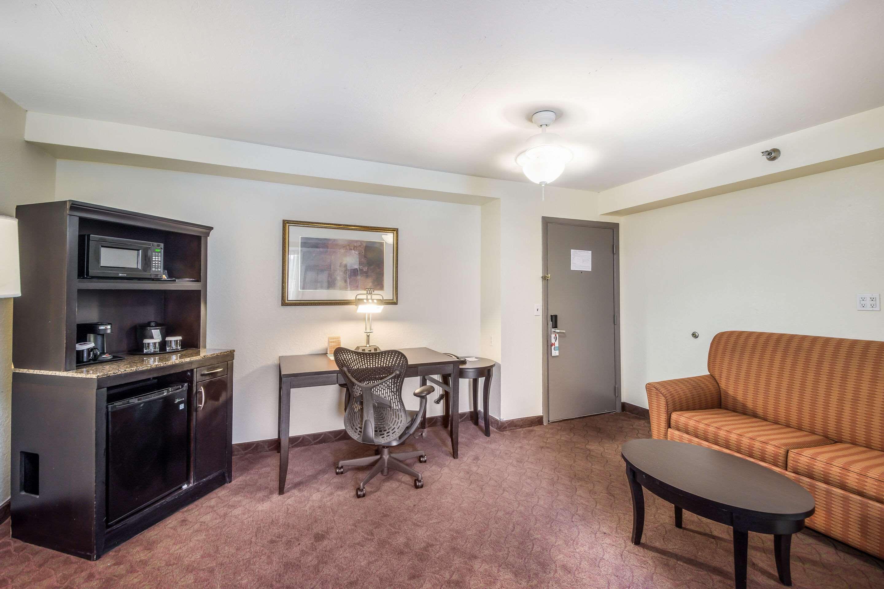 Clarion Inn & Suites Central Clearwater Beach Exteriör bild